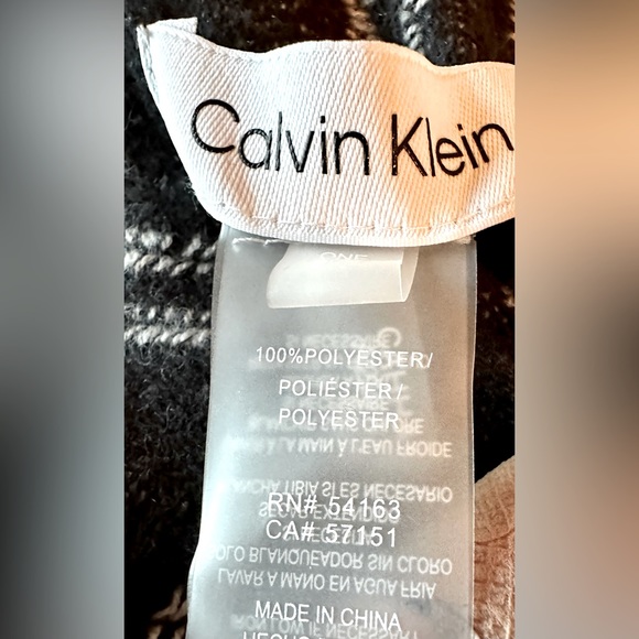 NWT!❄️Calvin Klein!☃️Shrug w/fringes!❄️One Size fits all/black/white - Picture 10 of 13